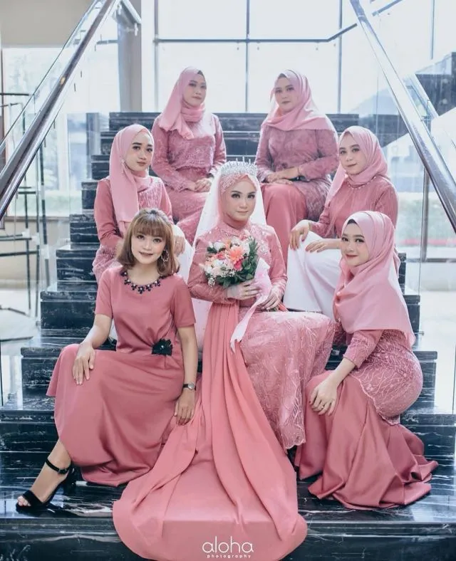 11+ Pose Pengantin Kekinian & Bridesmaid Paling Berkesan 16