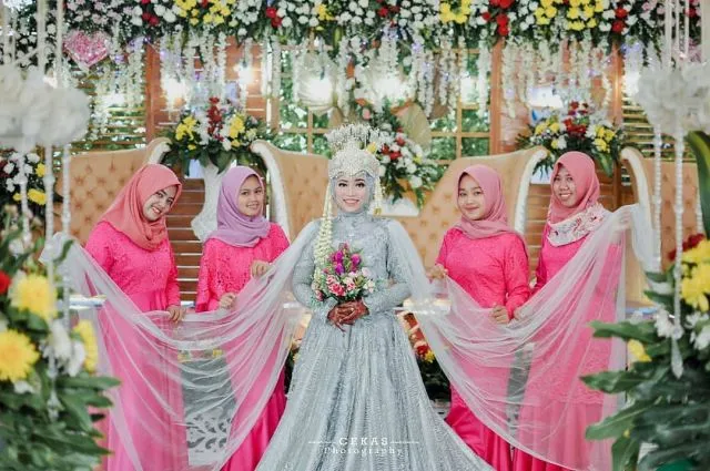 11+ Pose Pengantin Kekinian & Bridesmaid Paling Berkesan 14