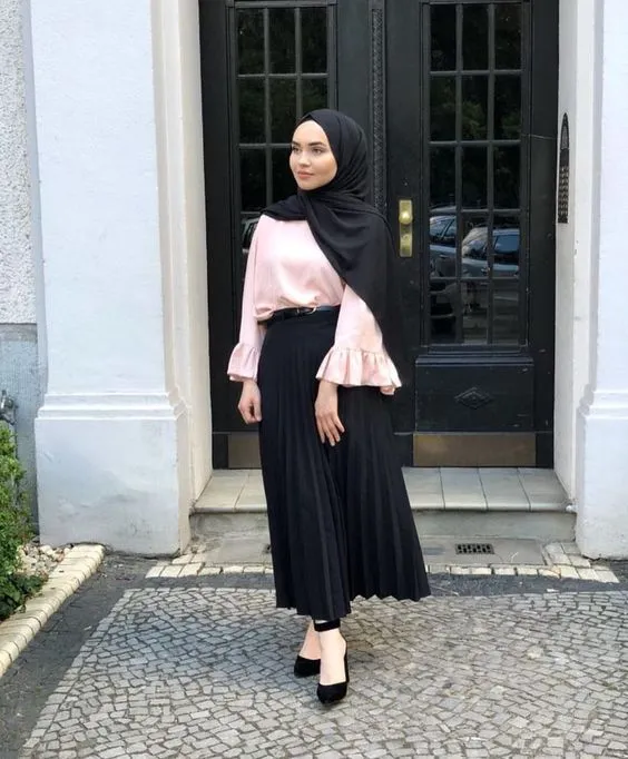 Ootd Anggun dengan Rok Plisket Warna Hitam! 15