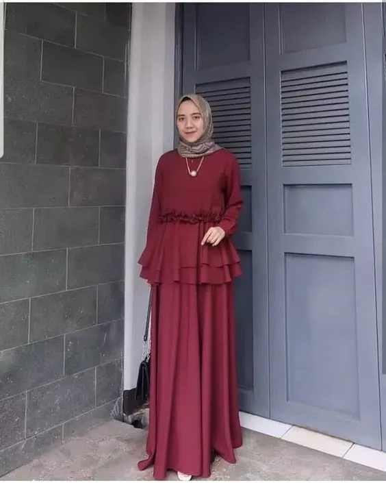 Inspirasi 10 Kebaya Maroon Hijab yang Terbaru 17