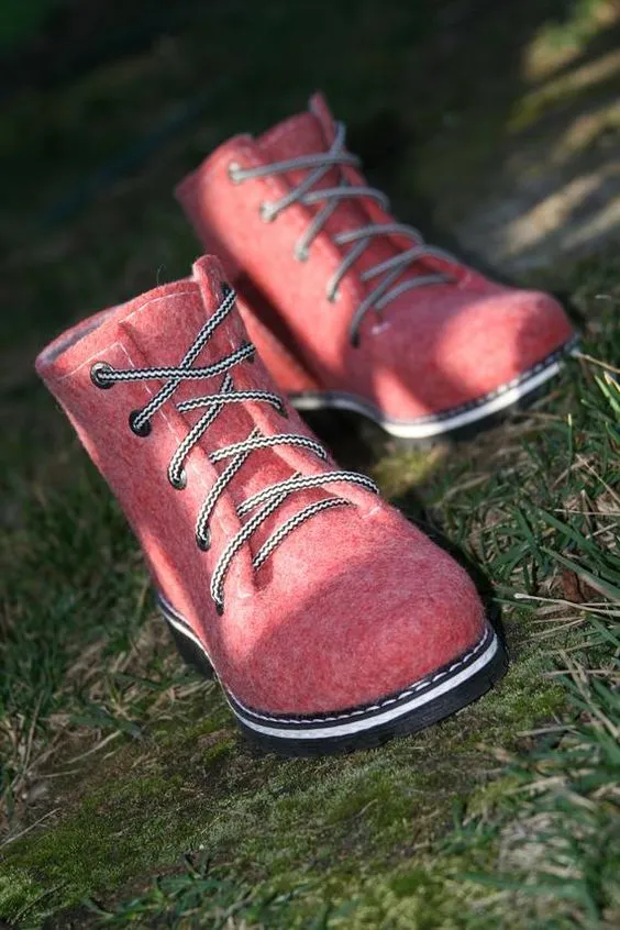 10 Model Boots Cewek yang Realistis Buat Dipakai Jalan atau Foto OOTD. Kece Semua! 12