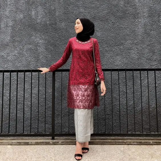 Inspirasi 10 Kebaya Maroon Hijab yang Terbaru 11