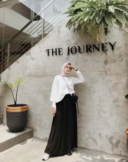 Ootd Anggun dengan Rok Plisket Warna Hitam! 12