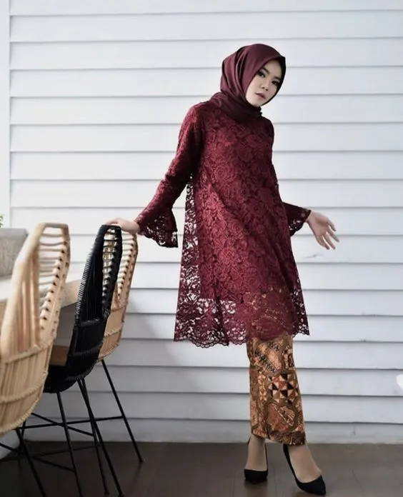 Inspirasi 10 Kebaya Maroon Hijab yang Terbaru 15