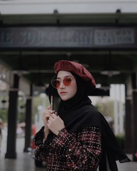 Kece dan Unik, Ini Penampilan 8 Hijabers yang Percaya Diri dengan Topinya 15