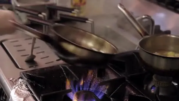 6 Cara Mengatasi Busa pada Minyak Goreng Setelah Dipakai Mengolah Telur 9