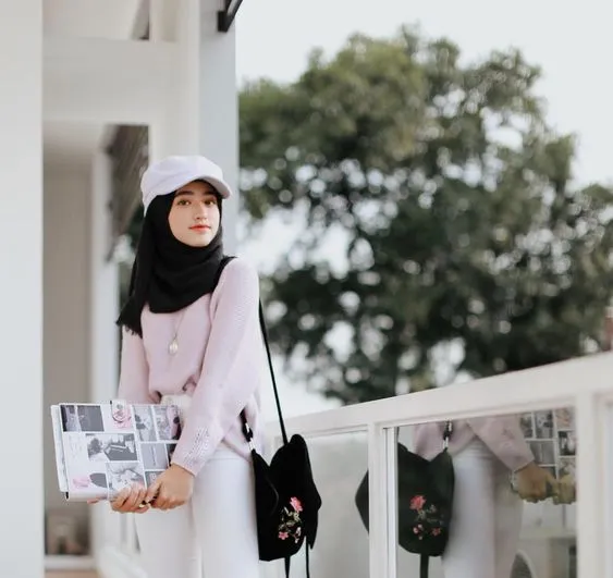 Kece dan Unik, Ini Penampilan 8 Hijabers yang Percaya Diri dengan Topinya 16