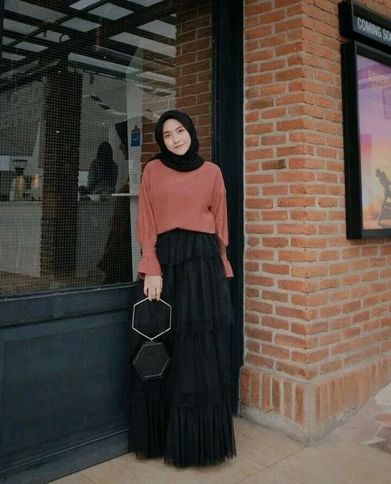 Ootd Anggun dengan Rok Plisket Warna Hitam! 16