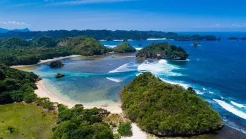 5 Pantai dengan Panorama Menakjubkan di Malang. Ada yang Mirip Raja Ampat dan Tanah Lot Versi Low Budget loh!