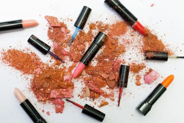 5 Alasan Kenapa Lipstik Jadi Bagian Penting di Hidup Cewek. Bukan Cuma Nutupin Bibir Hitam! 6
