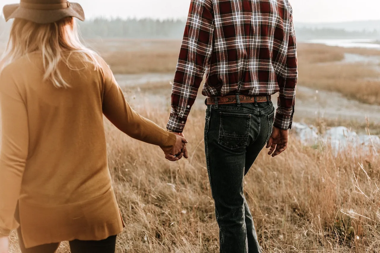 10 Hal Ini Membuktikan Bahwa Kalian Pasangan Bahagia, Meski Nggak Melulu Mesra 14