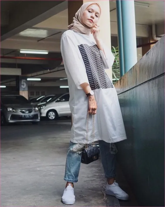 9 Outfit Tunik Warna Putih yang Diandalkan Para Hijabers 15