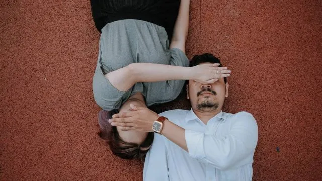 12 Ide Pre-wedding Santai untuk Kaum Rebahan. Bisa di Manapun, Pakai Kostum Apapun, Yay! 21