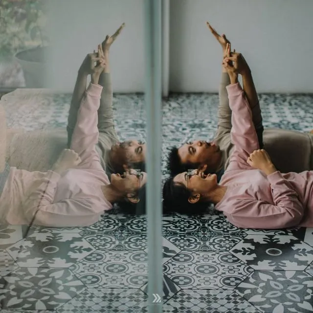 12 Ide Pre-wedding Santai untuk Kaum Rebahan. Bisa di Manapun, Pakai Kostum Apapun, Yay! 17