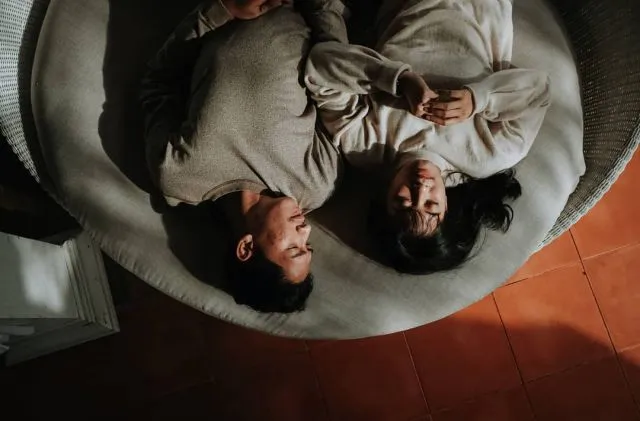 12 Ide Pre-wedding Santai untuk Kaum Rebahan. Bisa di Manapun, Pakai Kostum Apapun, Yay! 19