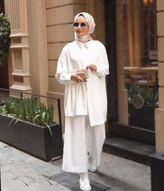 9 Outfit Tunik Warna Putih yang Diandalkan Para Hijabers 10