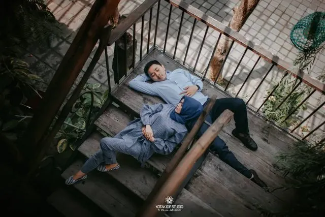 12 Ide Pre-wedding Santai untuk Kaum Rebahan. Bisa di Manapun, Pakai Kostum Apapun, Yay! 18