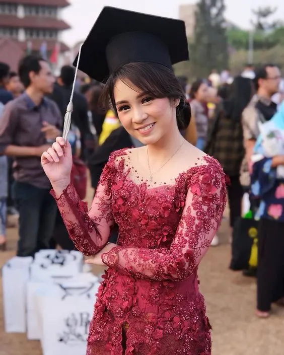 8 Kebaya Wisuda Berbahan Selain Brokat yang Nyaman 14