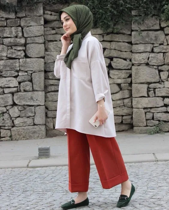 9 Outfit Tunik Warna Putih yang Diandalkan Para Hijabers 13