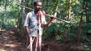 Pria Ini Bangun Jalan 8 Km Sendirian Agar Anaknya Bisa ke Sekolah Lebih Mudah. Kasih Ayah Tak Kalah