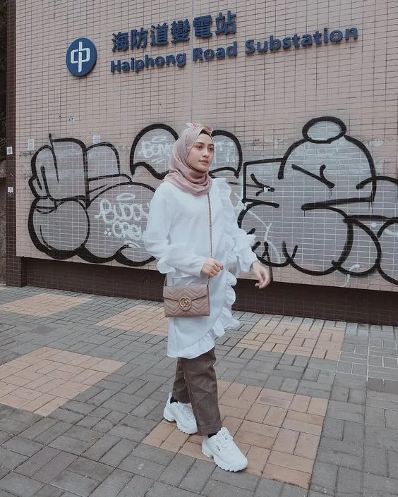 9 Outfit Tunik Warna Putih yang Diandalkan Para Hijabers 11