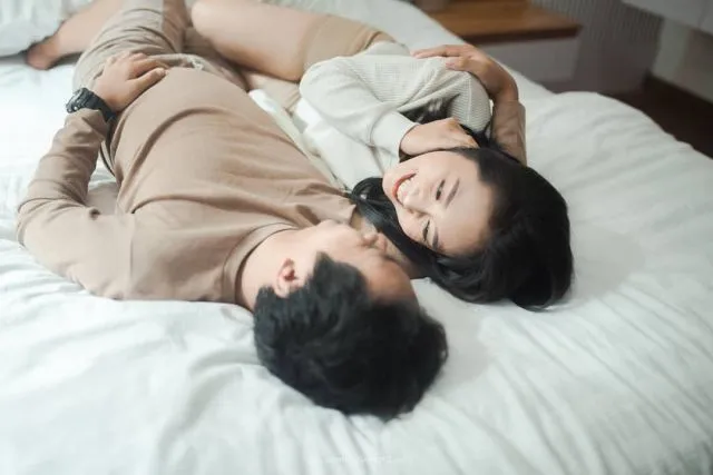 12 Ide Pre-wedding Santai untuk Kaum Rebahan. Bisa di Manapun, Pakai Kostum Apapun, Yay! 24