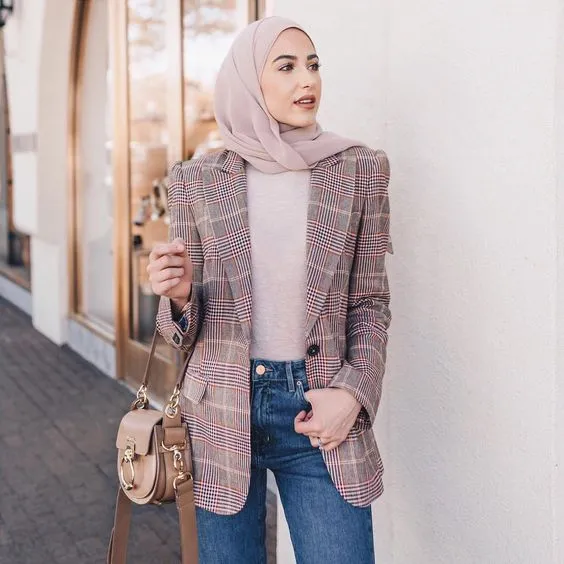 Selain Hitam, 9 Warna Blazer Ini Bisa Menyempurnakan Tampilan Formalmu. Cakep Buat Ngantor! 14
