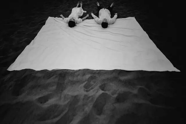 12 Ide Pre-wedding Santai untuk Kaum Rebahan. Bisa di Manapun, Pakai Kostum Apapun, Yay! 15