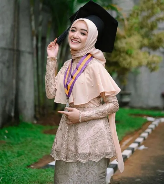 8 Kebaya Wisuda Berbahan Selain Brokat yang Nyaman 10