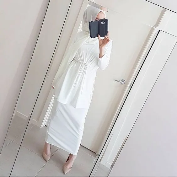 9 Outfit Tunik Warna Putih yang Diandalkan Para Hijabers 18