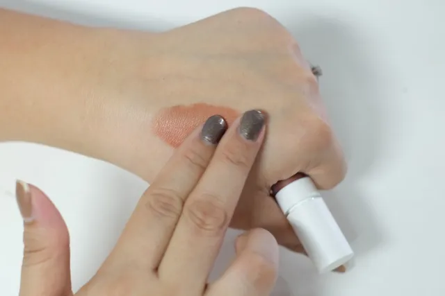 5 Keuntungan Buatmu yang Memanfaatkan Lipstik Sebagai Blush On. Bukan Cuma Irit Doang! 10