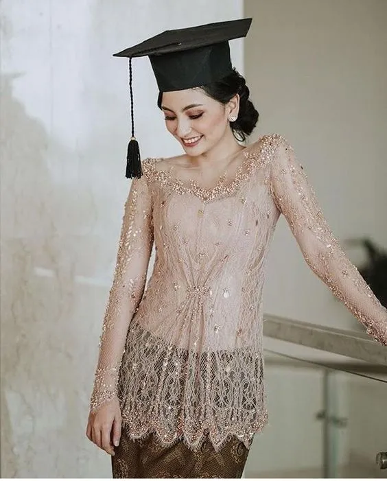 8 Kebaya Wisuda Berbahan Selain Brokat yang Nyaman 11