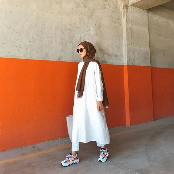 9 Outfit Tunik Warna Putih yang Diandalkan Para Hijabers 14
