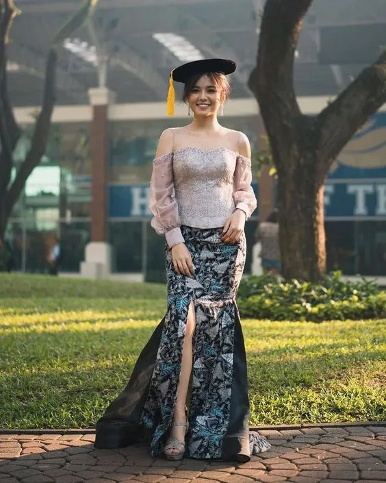 8 Kebaya Wisuda Berbahan Selain Brokat yang Nyaman 9