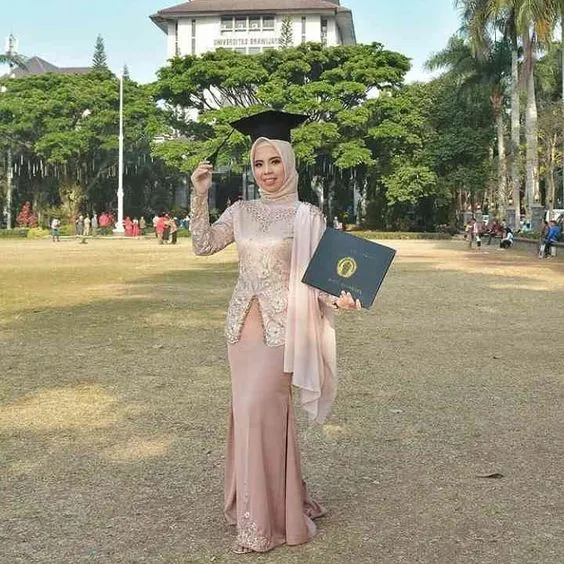 8 Kebaya Wisuda Berbahan Selain Brokat yang Nyaman 12
