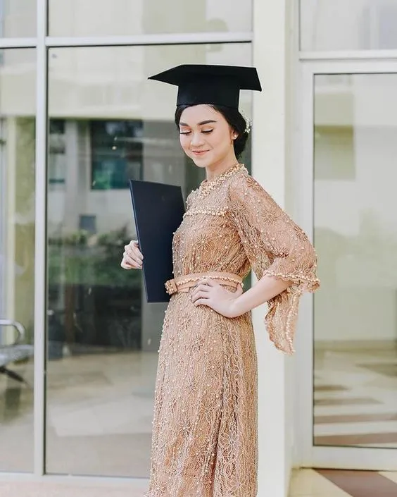 8 Kebaya Wisuda Berbahan Selain Brokat yang Nyaman 15