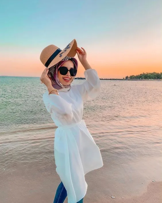 9 Outfit Tunik Warna Putih yang Diandalkan Para Hijabers 16
