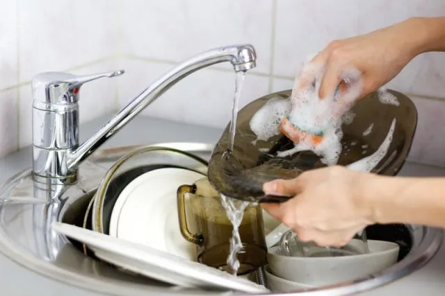7 Cara Mencuci Piring yang Efektif, 100% Bersih dan Hilangkan Kuman 12 cara mencuci piring