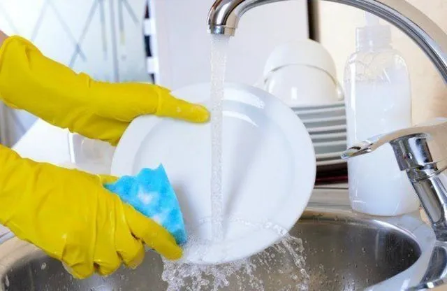 7 Cara Mencuci Piring yang Efektif, 100% Bersih dan Hilangkan Kuman 13 cara mencuci piring
