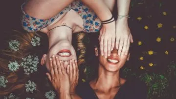 Kalau Temanmu Punya 5 Ciri-Ciri Ini, Selamat! Friendship Goal Sudah di Depan Mata