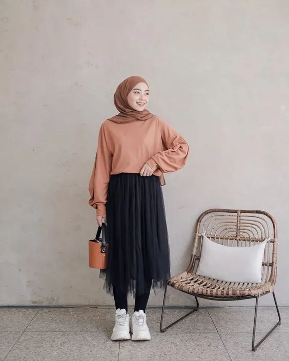 8 Cara Tampil Ceria dan Awet Muda dengan Rok Plisket Selutut. OOTD Andalan! 13