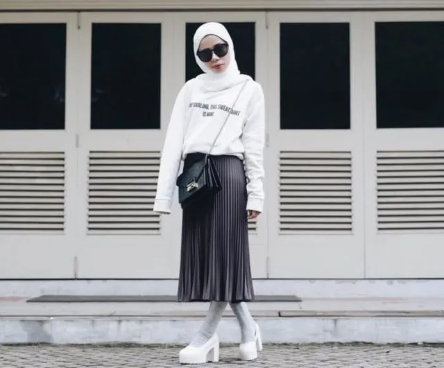 8 Cara Tampil Ceria dan Awet Muda dengan Rok Plisket Selutut. OOTD Andalan! 10