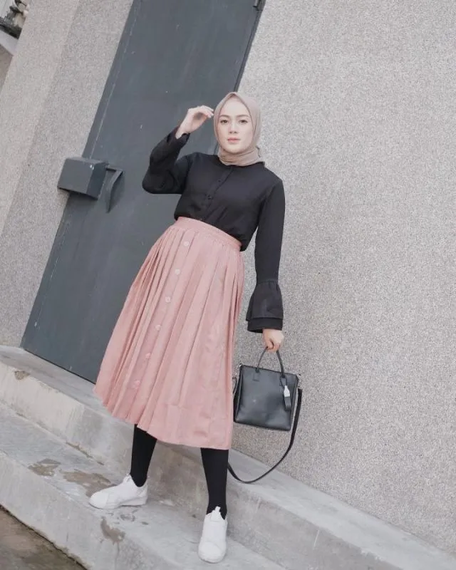 8 Cara Tampil Ceria dan Awet Muda dengan Rok Plisket Selutut. OOTD Andalan! 9
