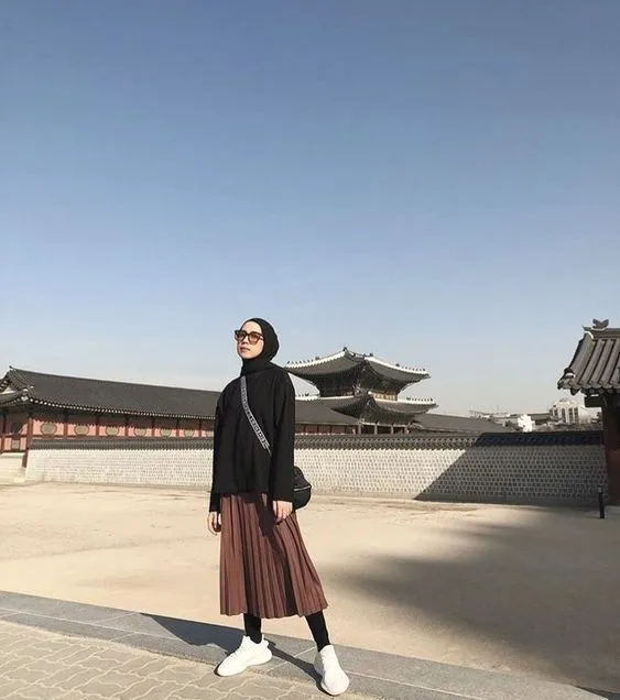 8 Cara Tampil Ceria dan Awet Muda dengan Rok Plisket Selutut. OOTD Andalan! 16