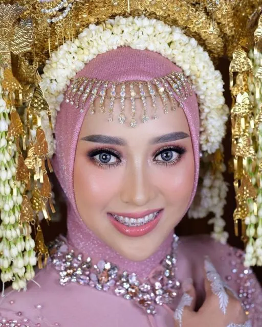 10 Ide Make-up Pernikahan Sesuai dengan Bajunya. Kunci Curi Perhatian dan Tampil Sempurna! 15