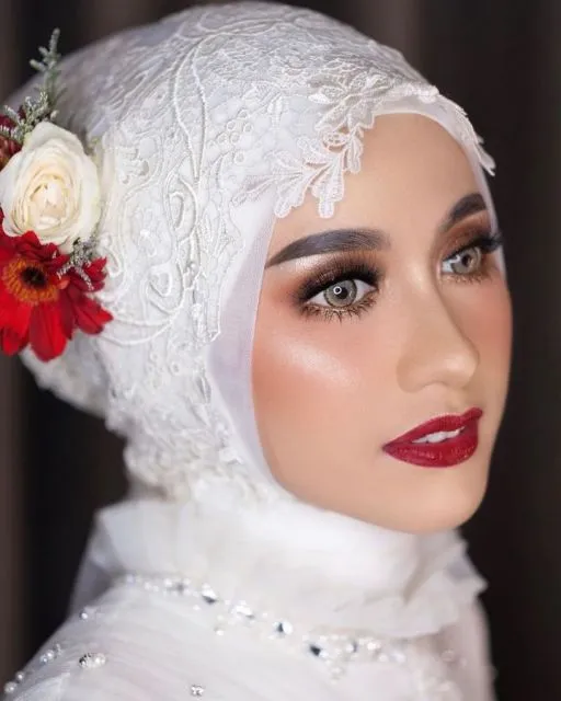 10 Ide Make-up Pernikahan Sesuai dengan Bajunya. Kunci Curi Perhatian dan Tampil Sempurna! 17