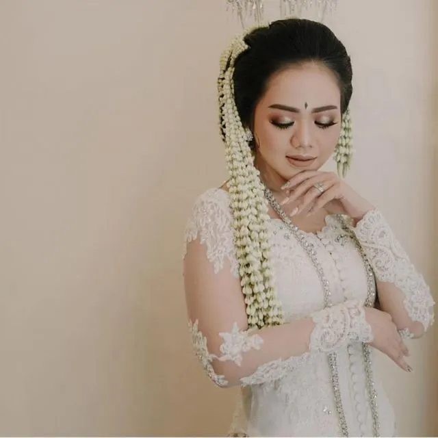 10 Ide Make-up Pernikahan Sesuai dengan Bajunya. Kunci Curi Perhatian dan Tampil Sempurna! 11