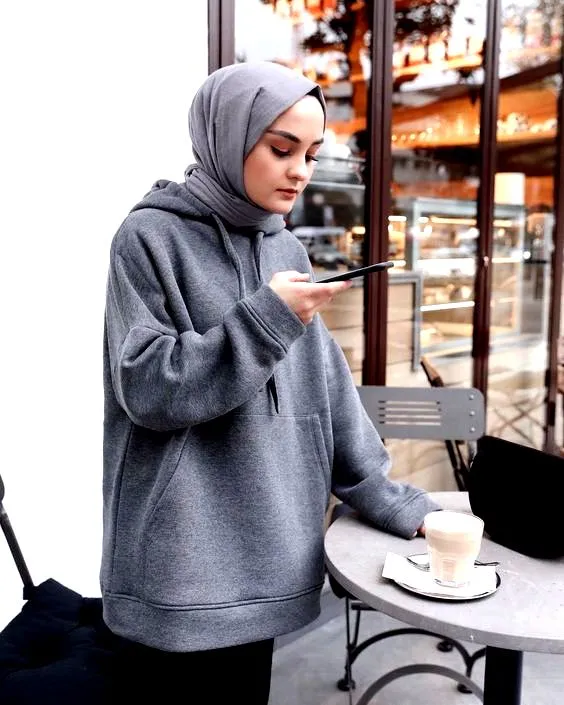8 Style Hijab dengan Penampilan Sederhana Tapi Menarik. 11