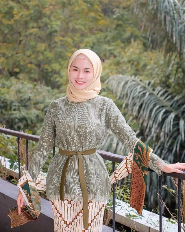 10 Model Tunik Terbaru Aksen di Pinggang 12