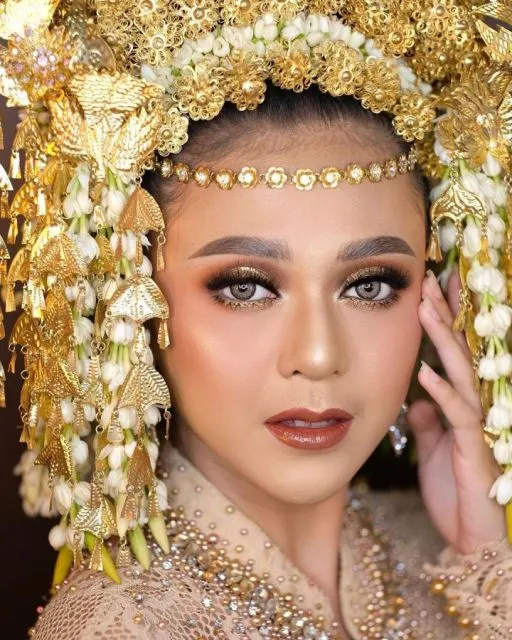 10 Ide Make-up Pernikahan Sesuai dengan Bajunya. Kunci Curi Perhatian dan Tampil Sempurna! 16